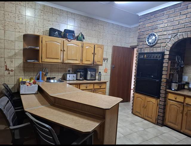 4 BEDROOM HOUSE FOR SALE IN DERSLEY
